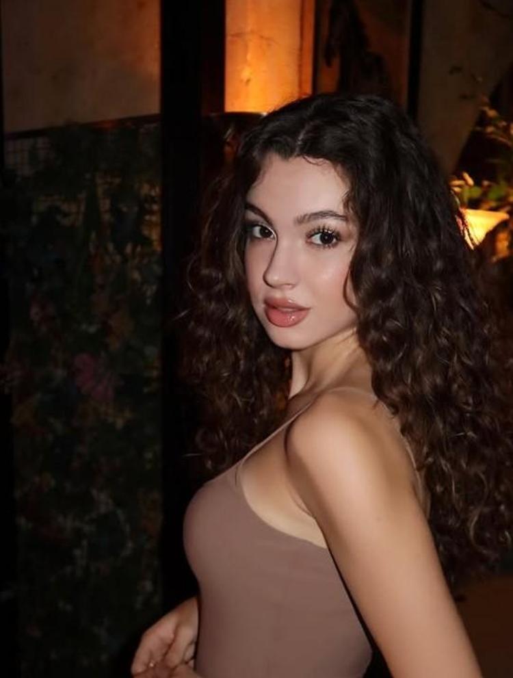 Oyuncu Su Burcu Yazgı Coşkun 20 yaşında Pozlarına beğeni yağdı
