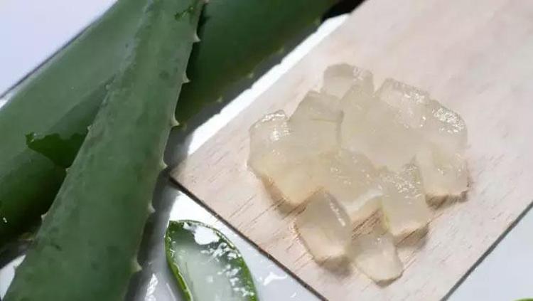 Yüzdeki kızarıklıkları bir gecede temizliyor Cilde ve saç köklerine faydası saymakla bitmiyor: Egzama, akne ve kepeğin kökünü kazıyor