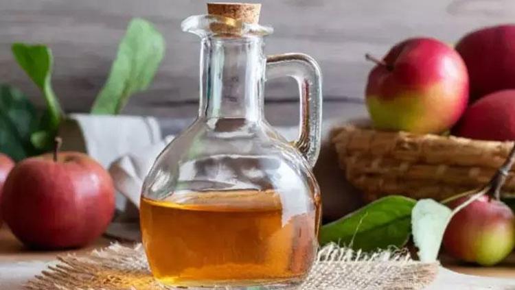 Kahverengi lekelerin kökünü kazıyor Cildi ay gibi parlatıyor: Gözeneklerin içini dolduruyor