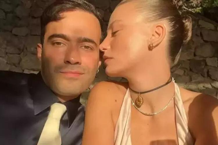 Serenay Sarıkaya ve Mert Demir aşka geldi Havalimanında dudak dudağa yakalandılar