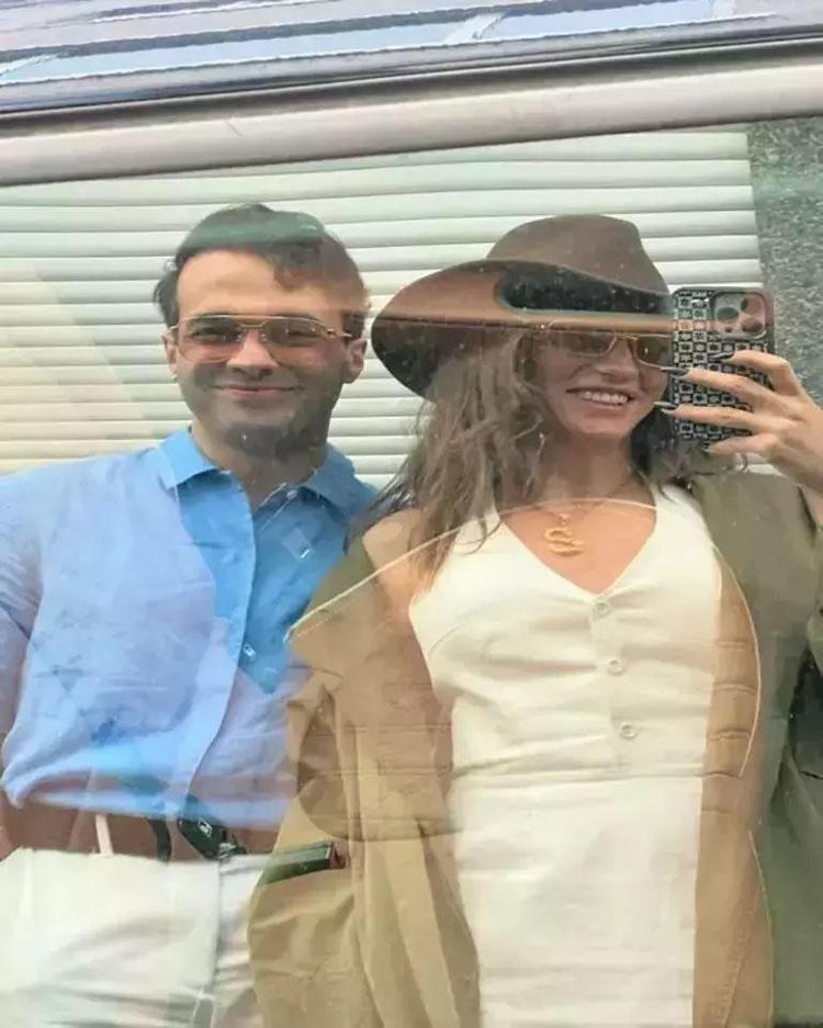 Serenay Sarıkaya ve Mert Demir aşka geldi Havalimanında dudak dudağa yakalandılar