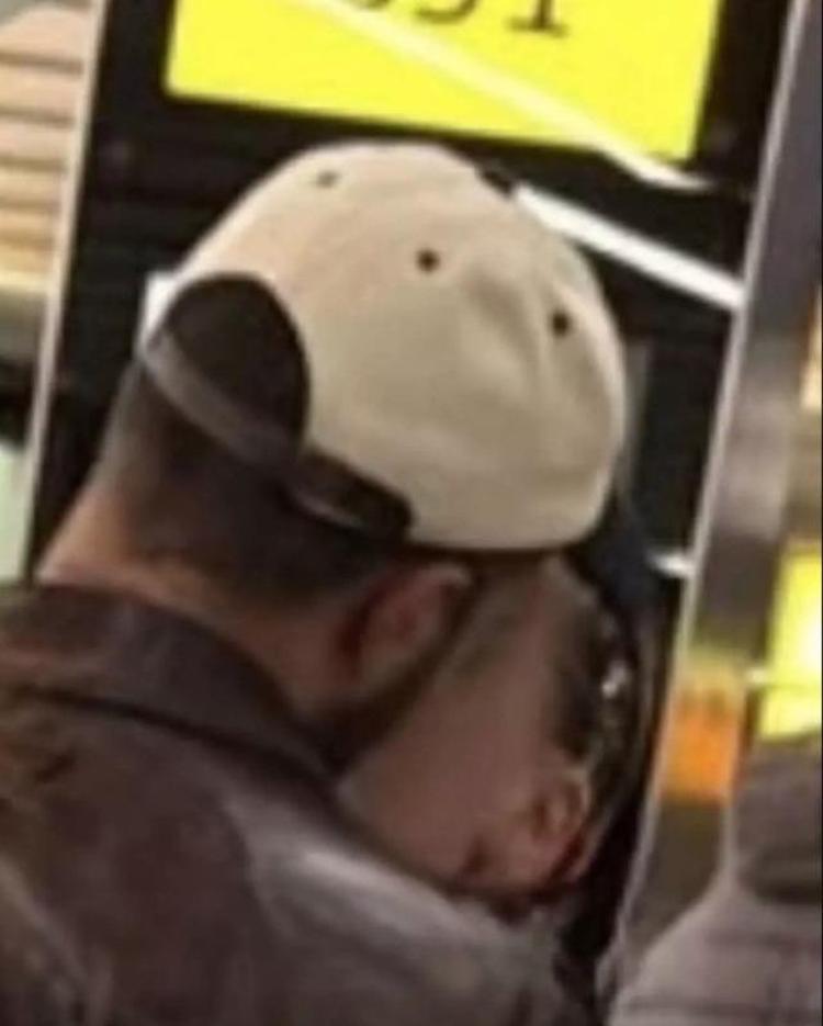 Serenay Sarıkaya ve Mert Demir aşka geldi Havalimanında dudak dudağa yakalandılar