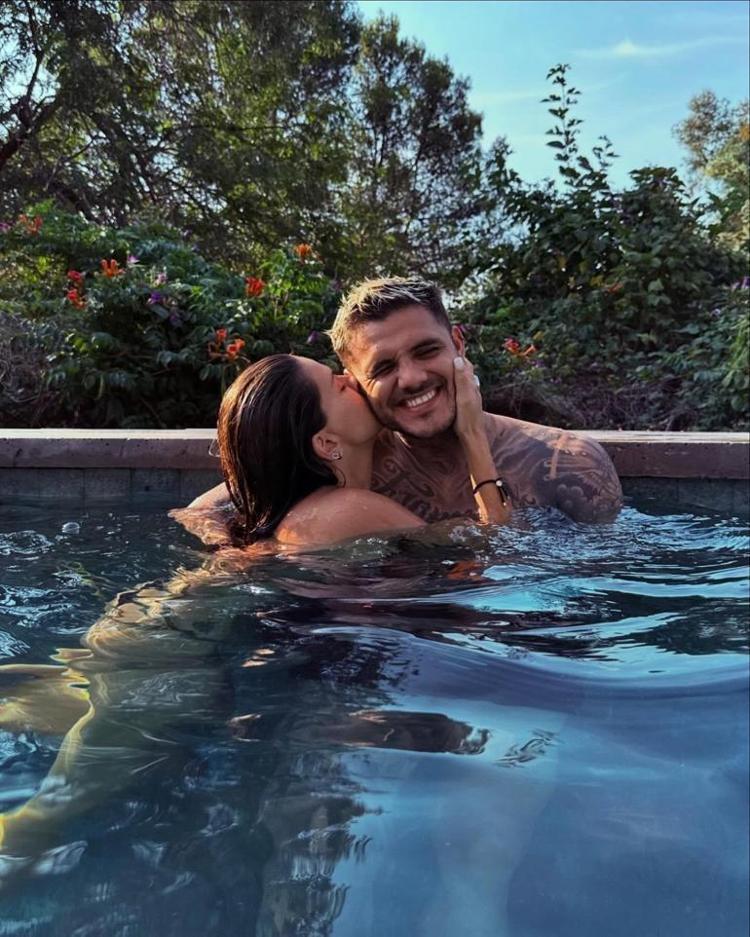 Icardi ve China Suarezden aşk dolu paylaşım Romantizm tam gaz, sevgilisinin kucağına atladı