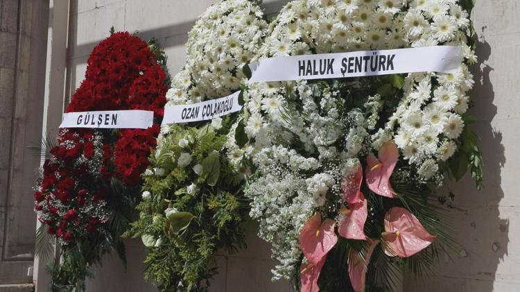 Tarkanın annesi son yolculuğuna uğurlandı Cenazedeki koruma ordusu dikkat çekti