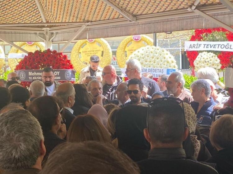Tarkanın annesi son yolculuğuna uğurlandı Cenazedeki koruma ordusu dikkat çekti