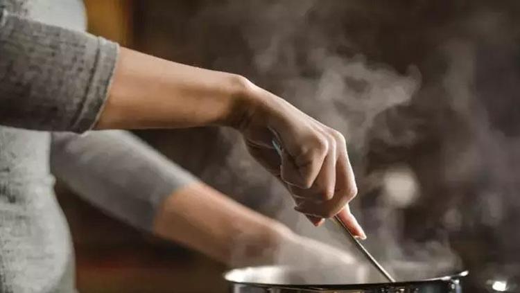 Yemeklere lezzet değil, zehir katıyor Böbrekleri diyalize sürüklüyor: Kalp damalarını tıkıyor, tansiyonun uçmasına neden oluyor
