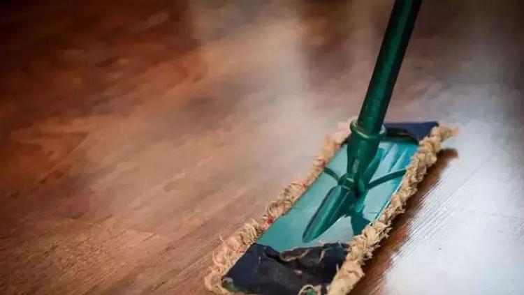 Temizlik suyuna 1 kaşık eklemek yetiyor Parkeleri ve fayansları ışıl ışıl yapıyor