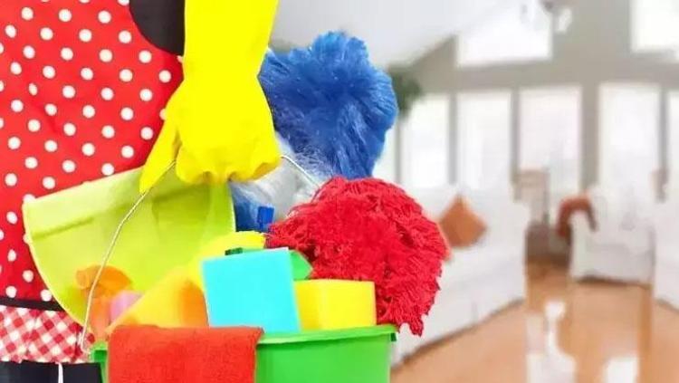 Temizlik suyuna 1 kaşık eklemek yetiyor Parkeleri ve fayansları ışıl ışıl yapıyor