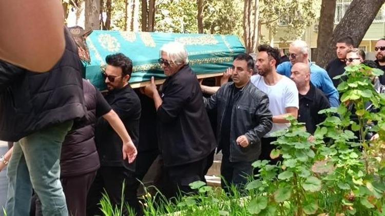 Tarkana cenazede büyük vefasızlık Dostları çelenk yolladı, küs olduğu isim yalnız bırakmadı