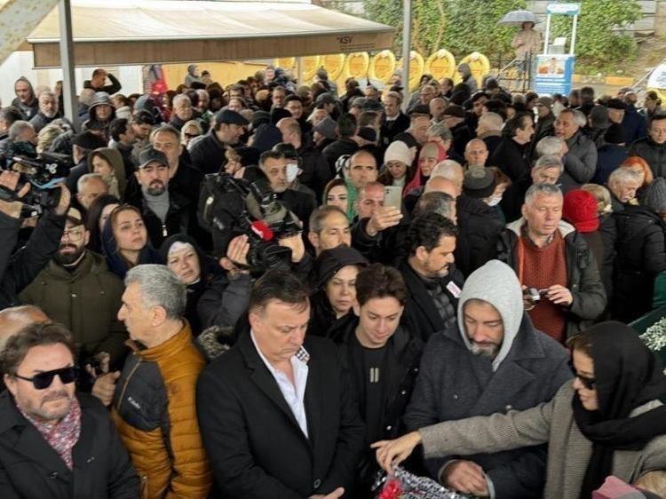 SEVENLERİ YALNIZ BIRAKMADI