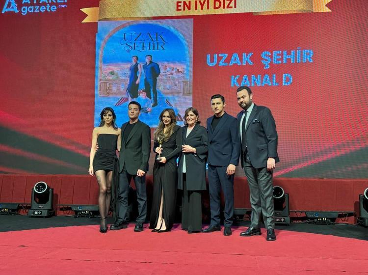 LALE EREN ÖDÜLÜ EKİBE İTHAF ETTİ