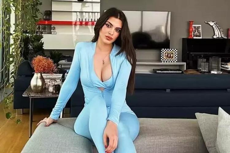 Defne Samyeli’nin kızı Derin Taludan bornozlu yatak pozu