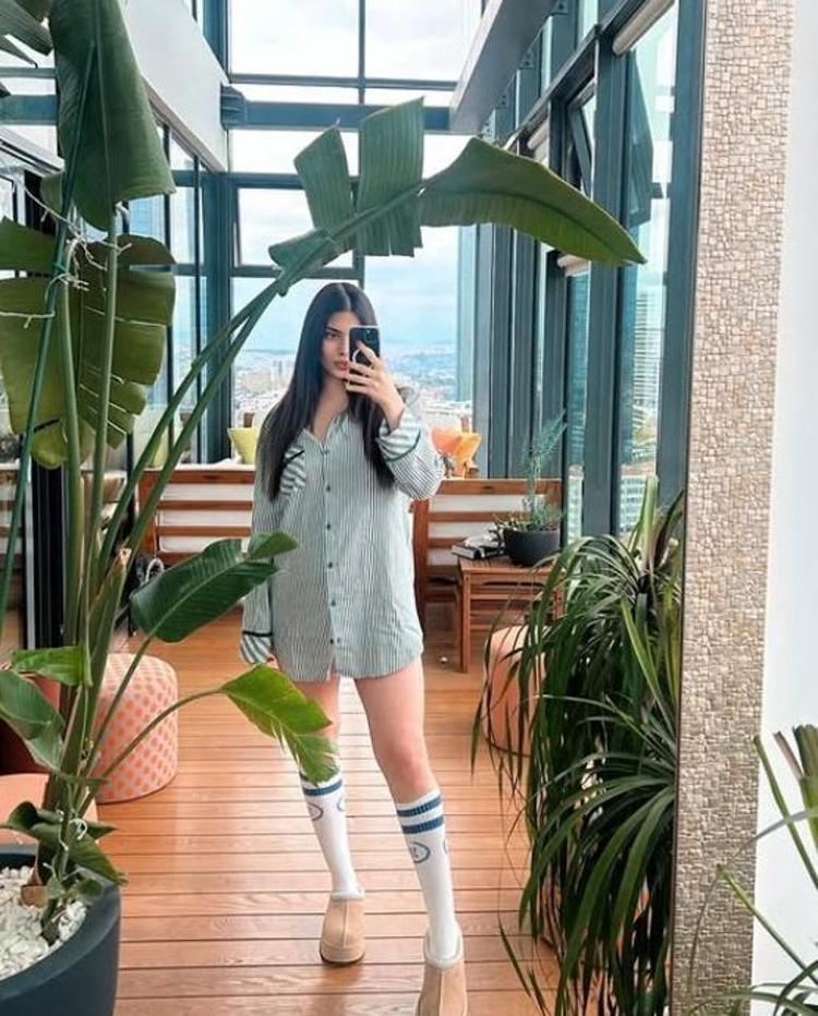 Defne Samyeli’nin kızı Derin Taludan bornozlu yatak pozu