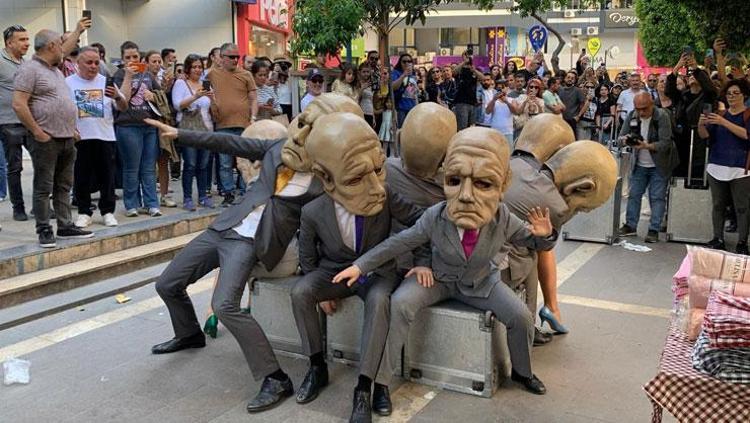 Adanada renkli anlar Polonyalıların sokak tiyatrosu izleyenleri kendine hayran bıraktı