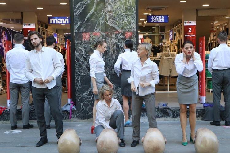 Adanada renkli anlar Polonyalıların sokak tiyatrosu izleyenleri kendine hayran bıraktı