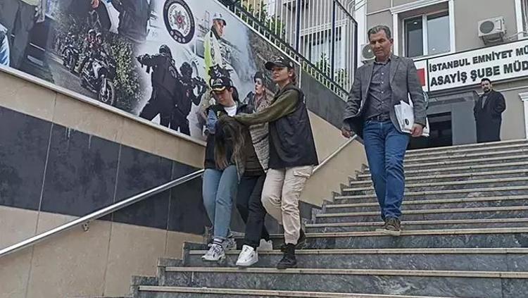 BIÇAKLAYIP BİLEKLERİNİ KESİYOR