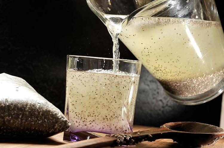 İç organlara duş aldırıyor Ilık suya 1 kaşık eklemek yetiyor: Bağırsakları harıl harıl çalıştırıp vücuttaki toksinlerin kökünü kazıyor