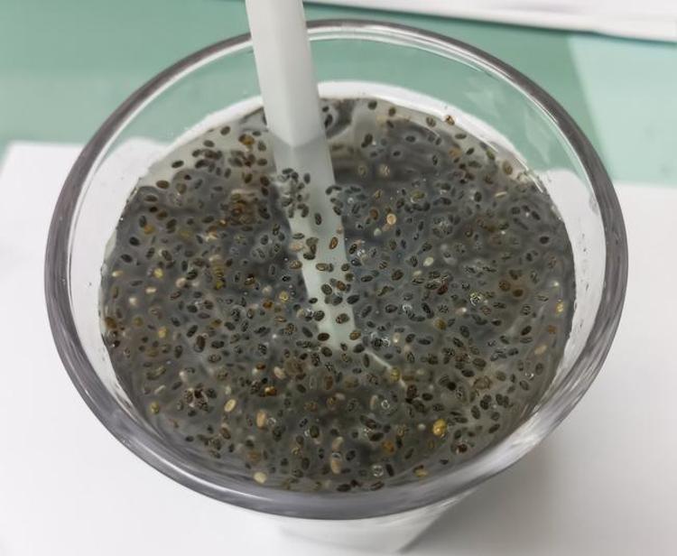 VÜCUDU NEMLENDİRİR VE ENERJİ VERİR