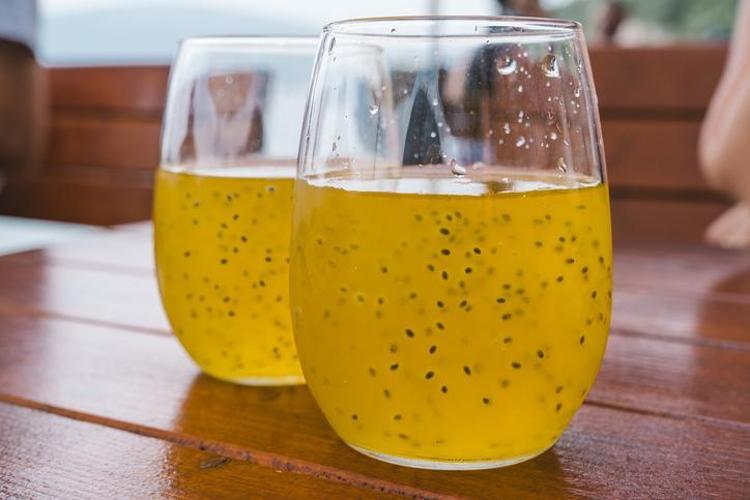 İç organlara duş aldırıyor Ilık suya 1 kaşık eklemek yetiyor: Bağırsakları harıl harıl çalıştırıp vücuttaki toksinlerin kökünü kazıyor