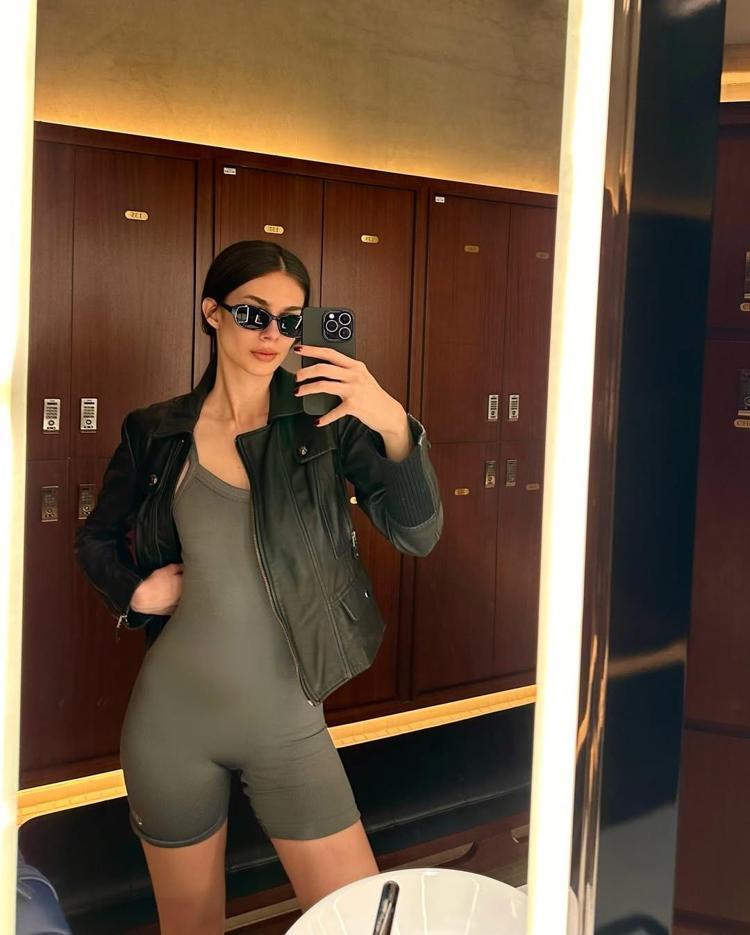 Defne Samyeli’nin kızları Derin ve Deren Taludan mavili poz Alın size Kendall-Kylie