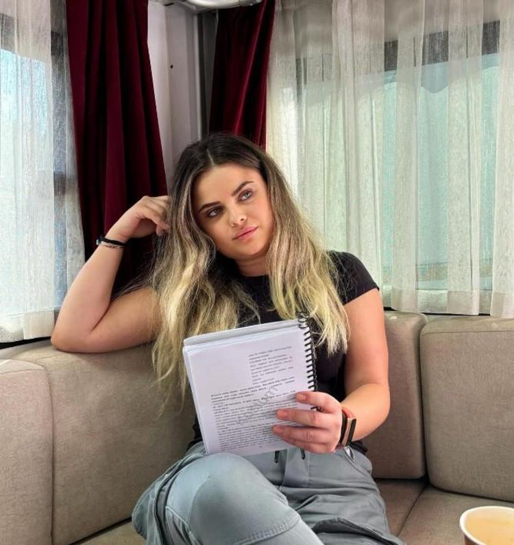 BIÇAKLA ÖLDÜRÜP BİLEKLERİNİ KESTİ