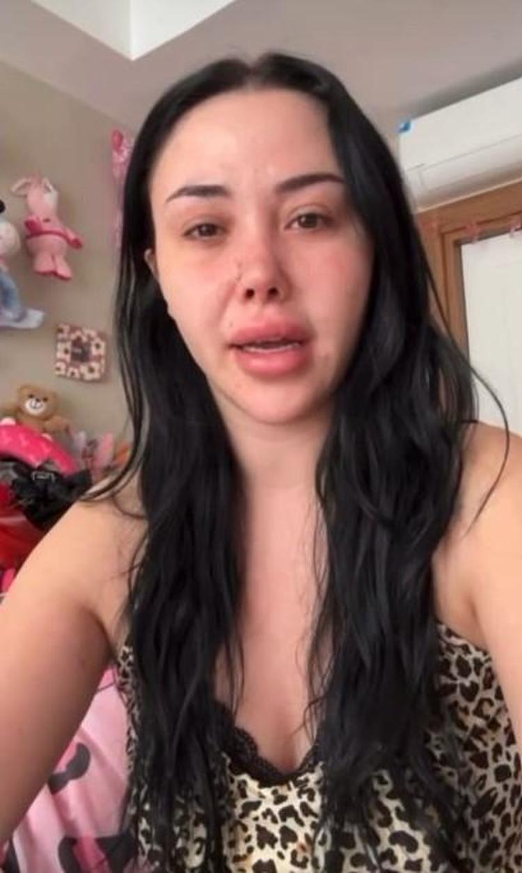 KESİCİ ALETLE KAPISINA GİDİYOR