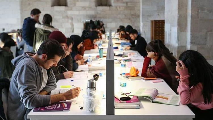 23 NİSANDA ÜNİVERSİTELER TATİL Mİ Yarın yarım gün mü, tam gün mü 23 Nisan okullar tatil mi Öğrenciler tarafından araştırılıyor
