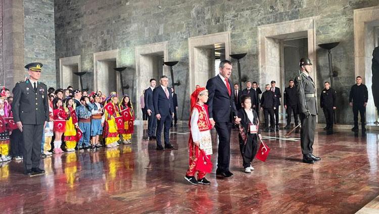 23 Nisan kutlu olsun Anıtkabirde ilk tören: Milli Eğitim Bakanı Tekin ve çocuklardan ziyaret