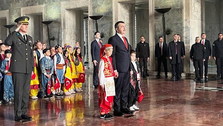 23 Nisan kutlu olsun Anıtkabirde ilk tören: Milli Eğitim Bakanı Tekin ve çocuklardan ziyaret