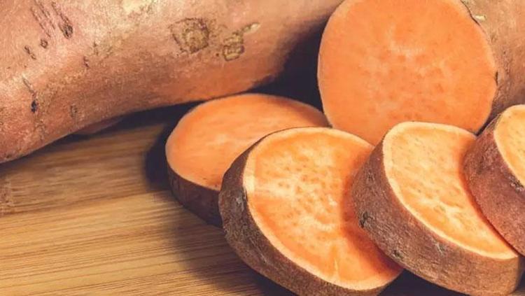 RENGİYLE DİKKAT ÇEKİYOR, İÇERİĞİYLE SAĞLIK SAÇIYOR: TATLI PATATES