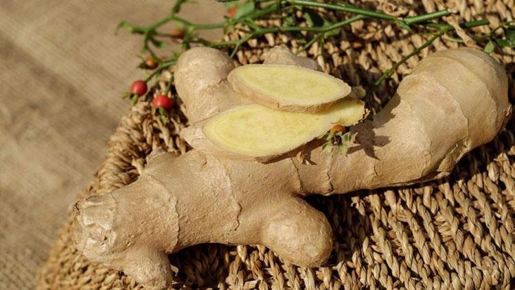 Ilık suyla karıştırıp için Göbekte biriken yağları eritiyor: Kalori yakımını hızlandırıyor