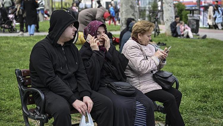 VATANDAŞLAR GECEYİ DIŞARIDA GEÇİRDİ