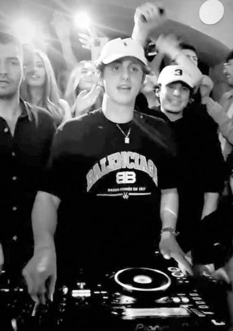 YAMAN DJ KABİNİNDE