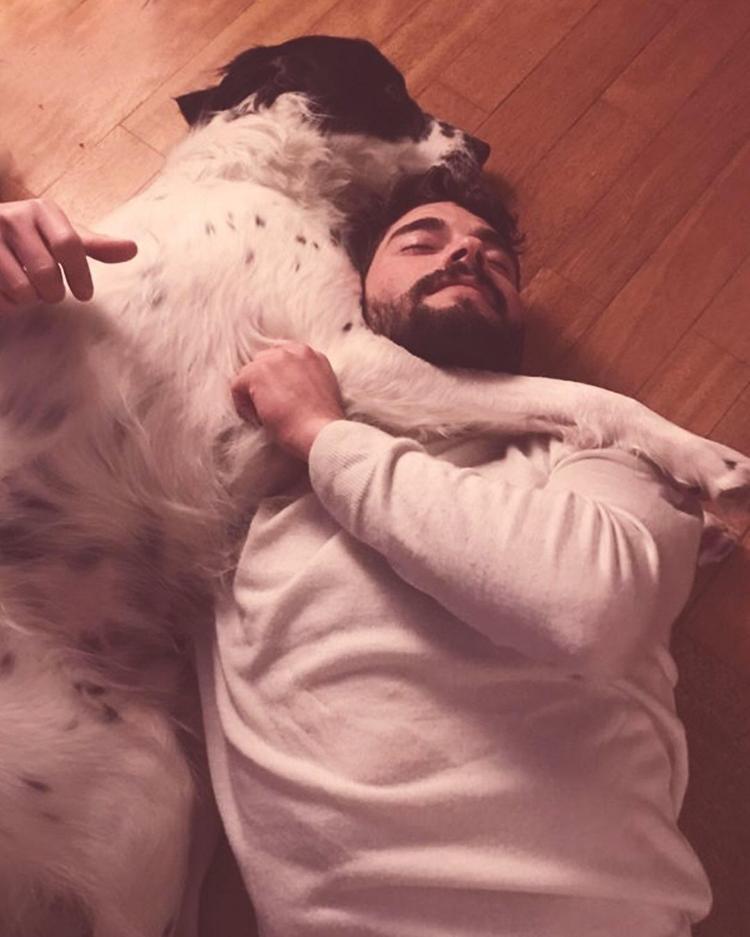 Akın Akınözü köpeğinin doğum günü kutladı Hepimizin yaşamını anlamlı kıldın