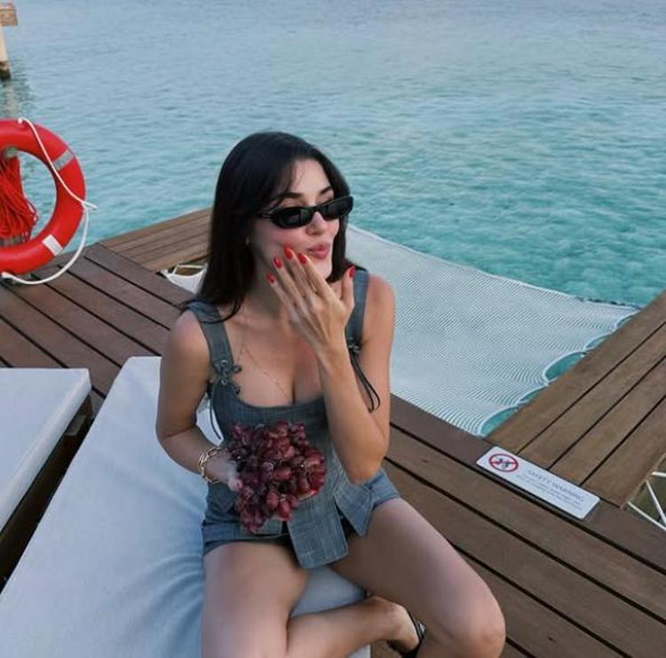 Hande Erçel tatil fotoğraflarını peş peşe paylaşınca Hakan Sabancının yanında olup olmadığı merak edildi