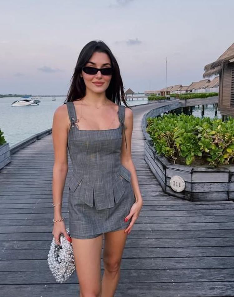 Hande Erçel tatil fotoğraflarını peş peşe paylaşınca Hakan Sabancının yanında olup olmadığı merak edildi