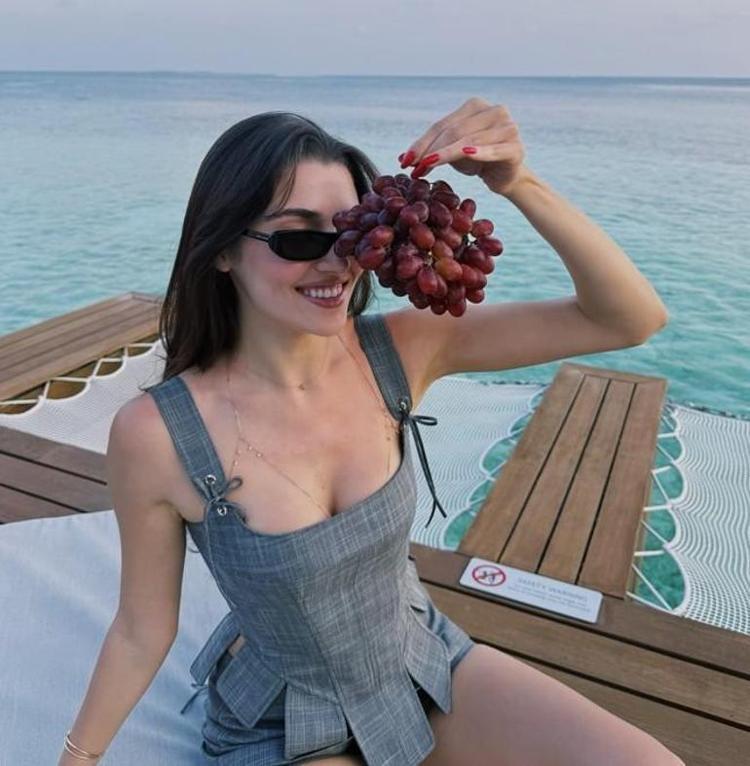TEK BAŞINA TATİLE GİTTİ
