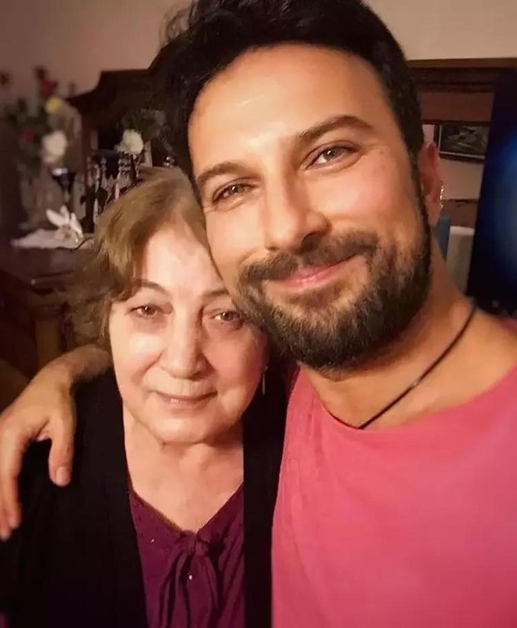Annesini kaybettikten sonra ilk kez sahneye çıkan Tarkan gözyaşlarına boğuldu