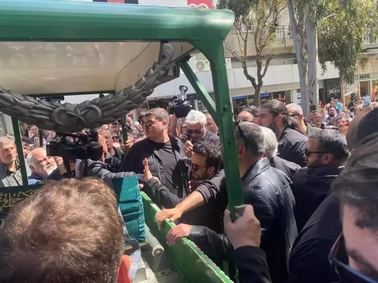 Annesini kaybettikten sonra ilk kez sahneye çıkan Tarkan gözyaşlarına boğuldu