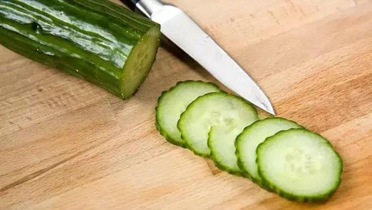 5 günde 5 kilo yağ yaktırıyor Yazın tüy gibi olmanızı sağlayacak salatalık detoksu: Vücudu baştan inşa ediyor, cayır cayır kilo verdiriyor