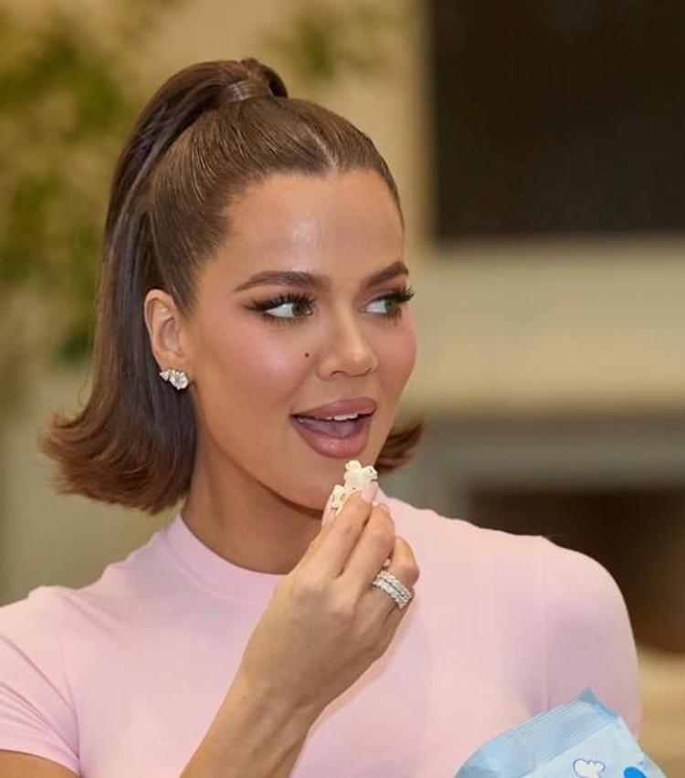 Filtrenin dozu kaçtı Khloe Kardashianın dergi pozlarına eleştiri yağdı