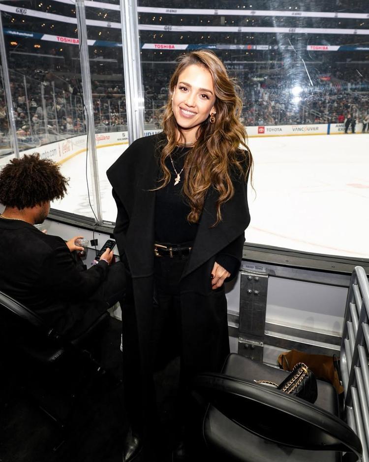 17 yıllık yuvası dağılan Jessica Albadan 44. yaş dileği