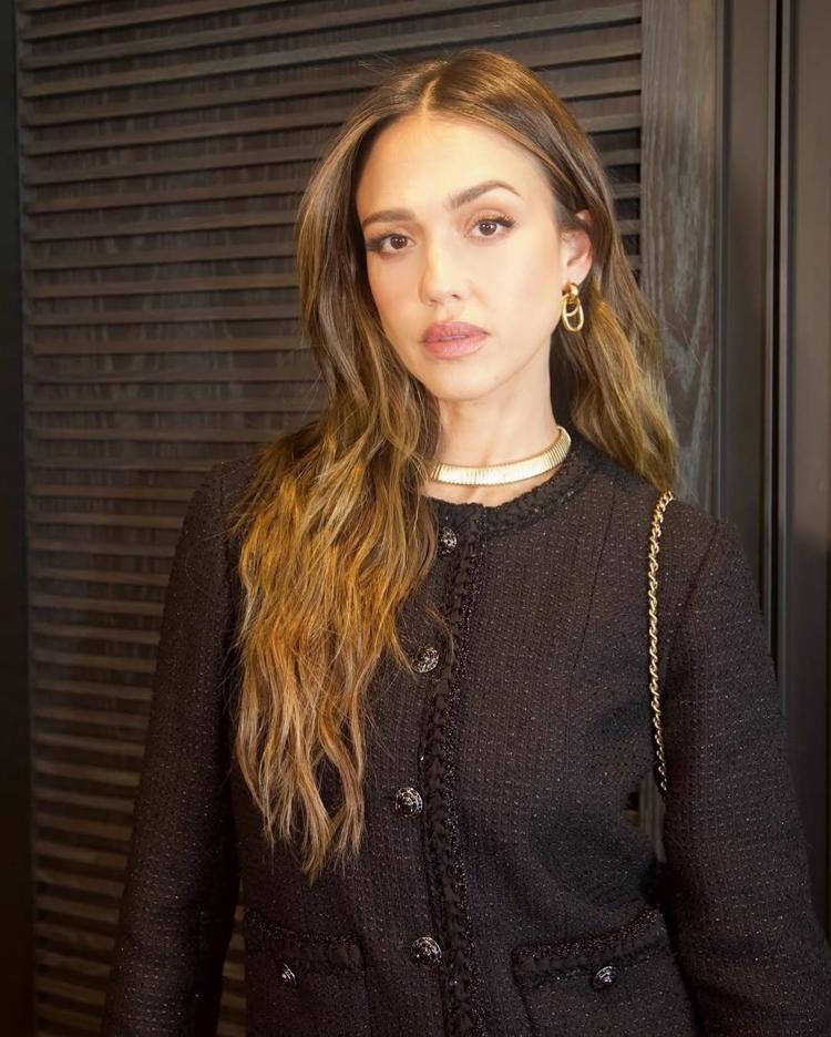 17 yıllık yuvası dağılan Jessica Albadan 44. yaş dileği