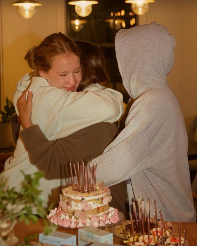 17 yıllık yuvası dağılan Jessica Albadan 44. yaş dileği