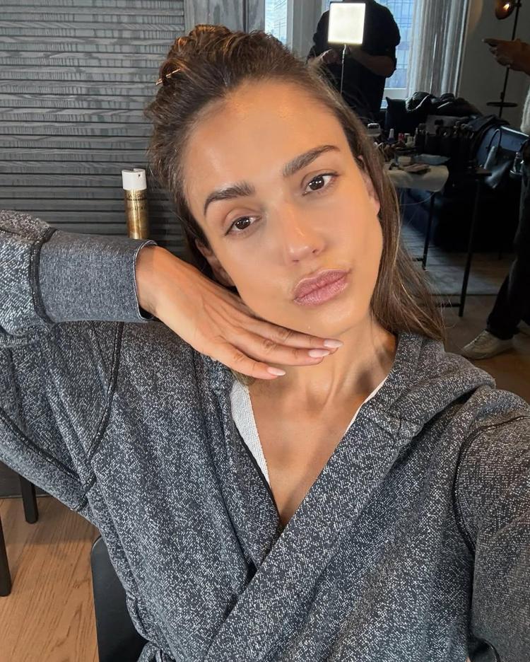 17 yıllık yuvası dağılan Jessica Albadan 44. yaş dileği