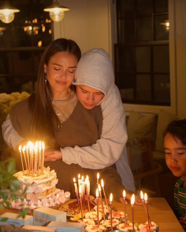 17 yıllık yuvası dağılan Jessica Albadan 44. yaş dileği