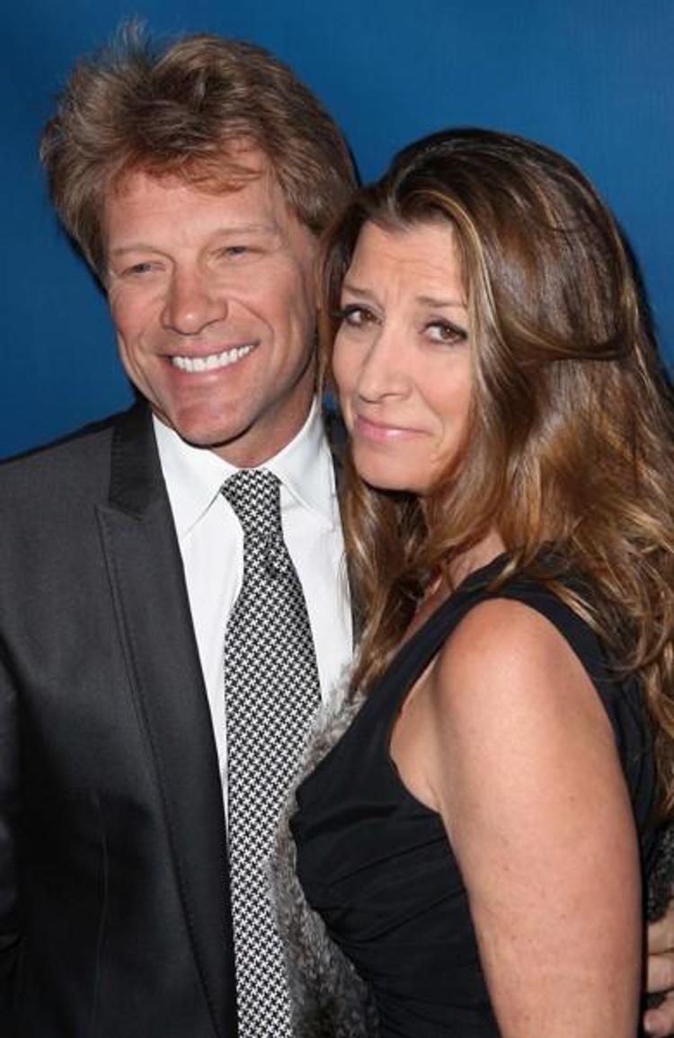 Karısını defalarca aldattığını itiraf eden Jon Bon Jovi’den 36’ncı yıla 36 kırmızı gülle kutlama