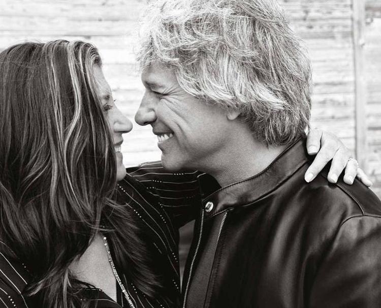 Karısını defalarca aldattığını itiraf eden Jon Bon Jovi’den 36’ncı yıla 36 kırmızı gülle kutlama