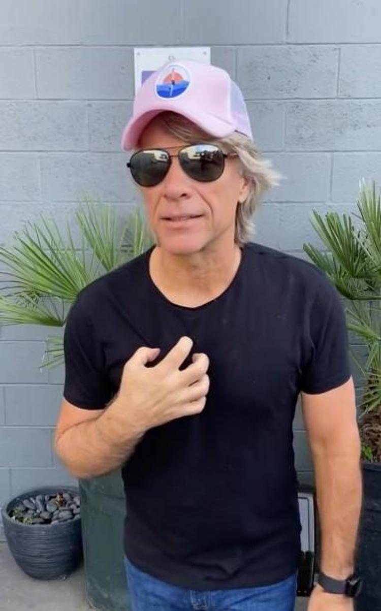 Karısını defalarca aldattığını itiraf eden Jon Bon Jovi’den 36’ncı yıla 36 kırmızı gülle kutlama