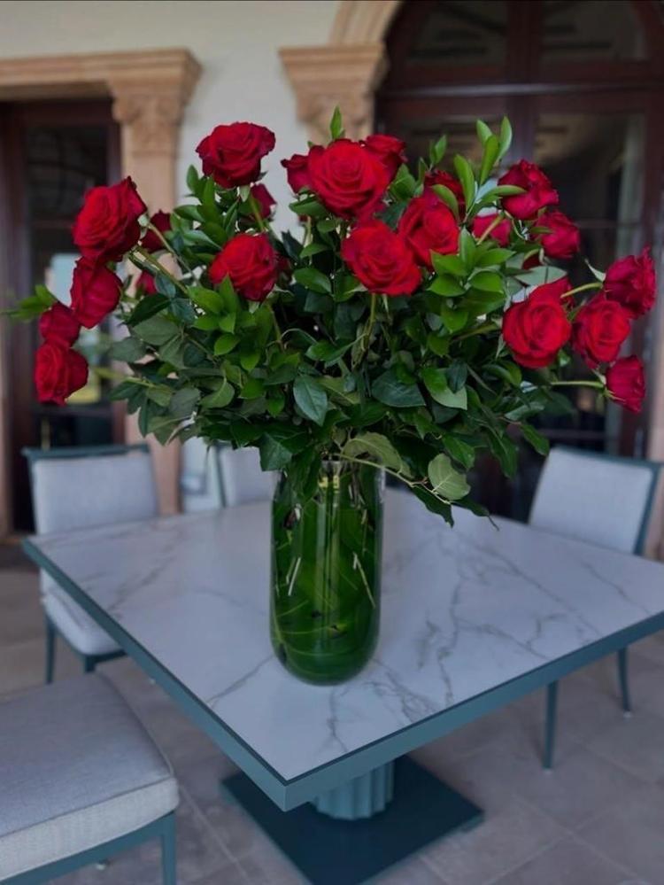 Karısını defalarca aldattığını itiraf eden Jon Bon Jovi’den 36’ncı yıla 36 kırmızı gülle kutlama